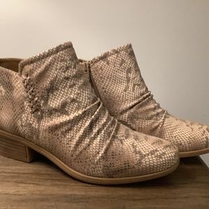 Baretraps faux snake skin boots 8.5 M